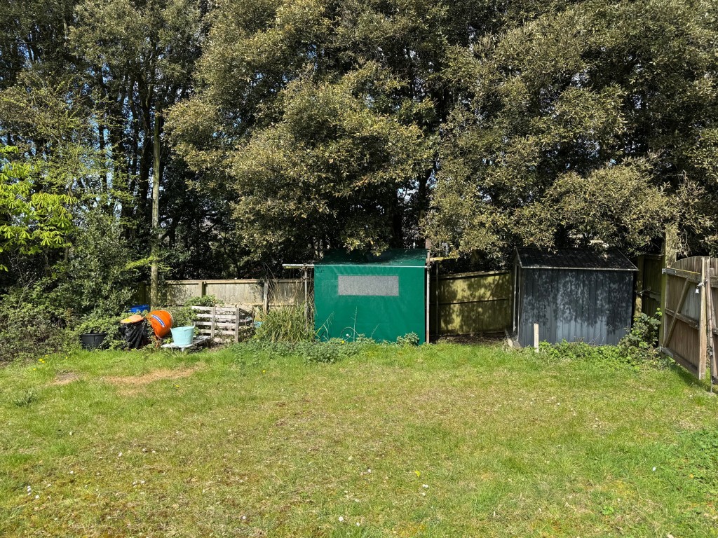 Lot: 104 - LAND WITH LAPSED PLANNING - Land with fenced boundary